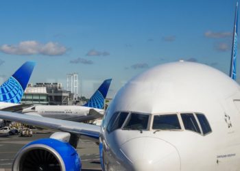 Analysis-United Airlines has few viable alternatives to congested Newark Airport