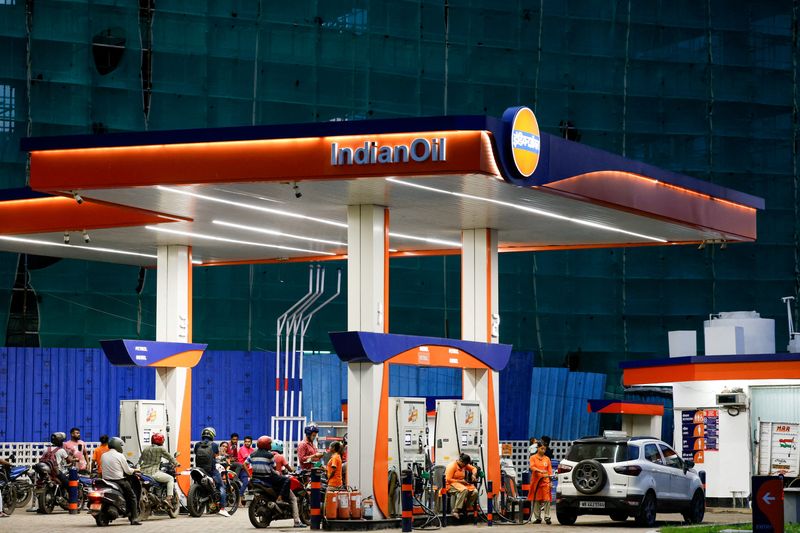 Indian automakers say ethanol fuel hurts mileage but is safe, as motorists complain