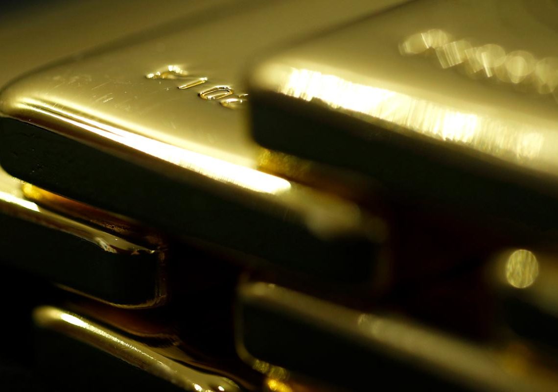 Gold Tops $4,000 for First Time Fueled by US Shutdown