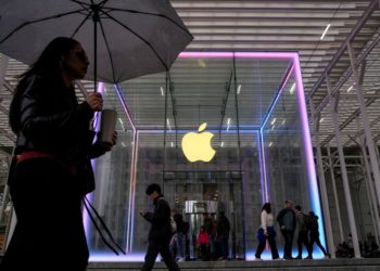 Apple shares rise as iPhone holiday sales forecast soothes supply woes