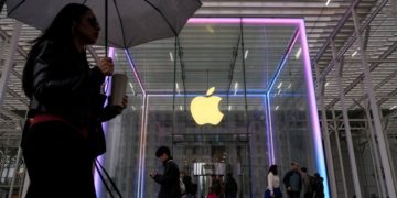 Apple shares rise as iPhone holiday sales forecast soothes supply woes